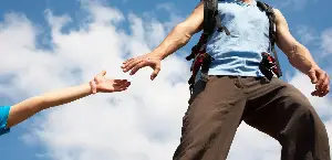 Мужчина подает руку помощи наркозависимому 